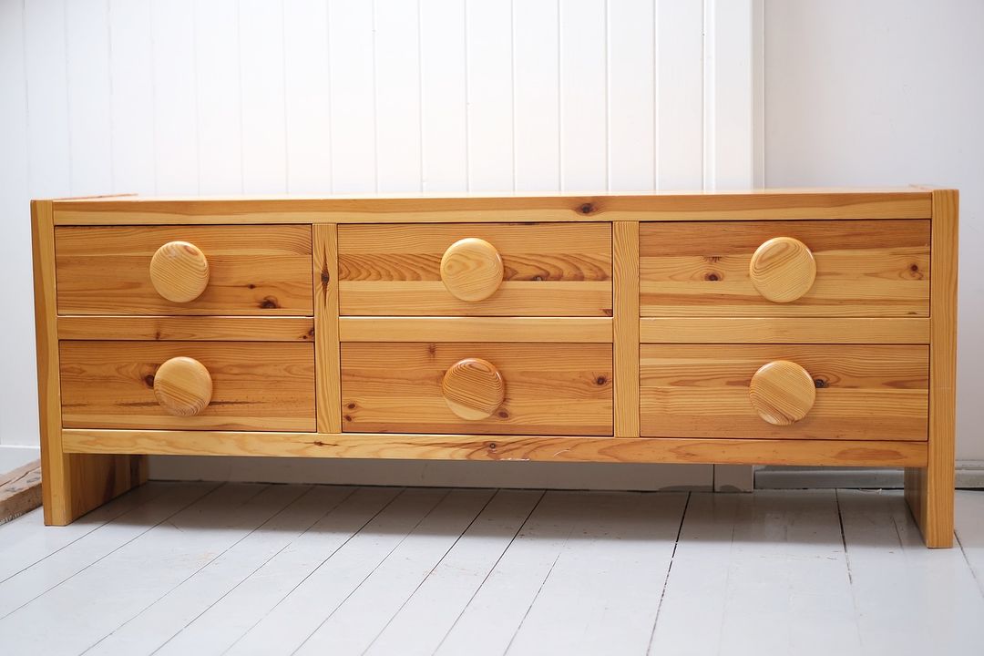 Massiv kommode/skjenk, skandinavisk design i lakkert furu fra 70-tallet