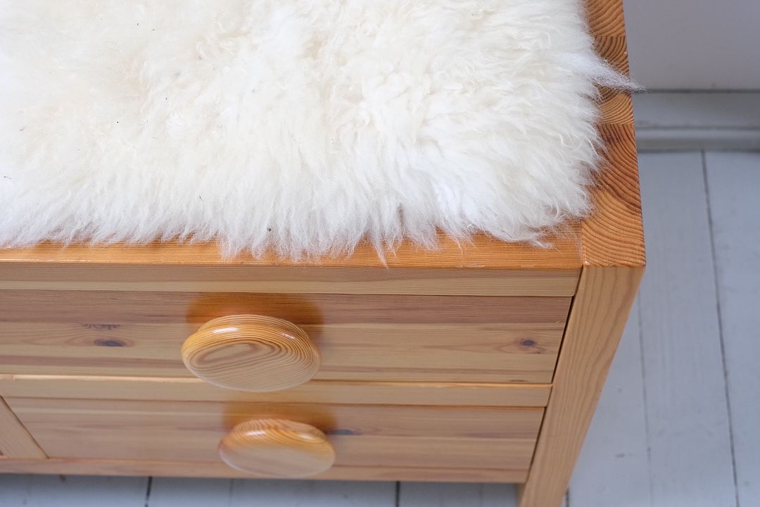 Massiv kommode/skjenk, skandinavisk design i lakkert furu fra 70-tallet