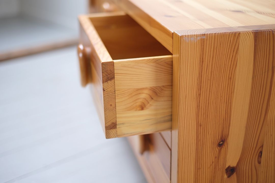 Massiv kommode/skjenk, skandinavisk design i lakkert furu fra 70-tallet