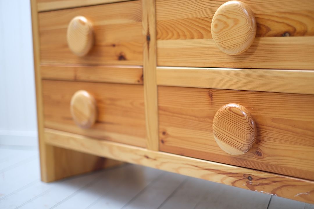 Massiv kommode/skjenk, skandinavisk design i lakkert furu fra 70-tallet