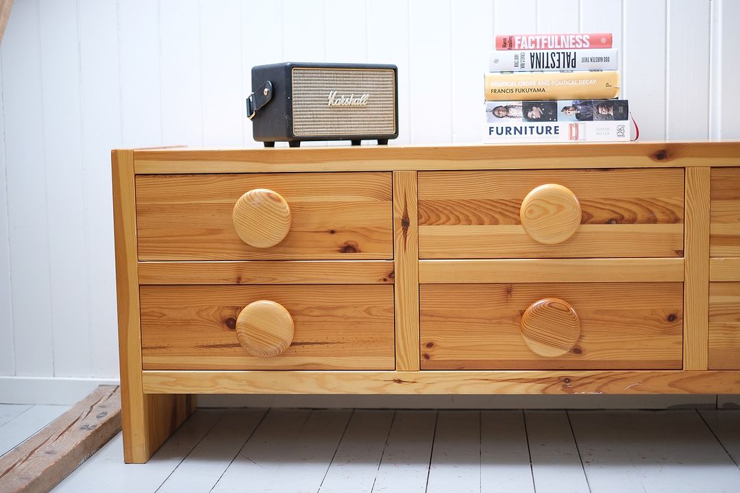 Massiv kommode/skjenk, skandinavisk design i lakkert furu fra 70-tallet