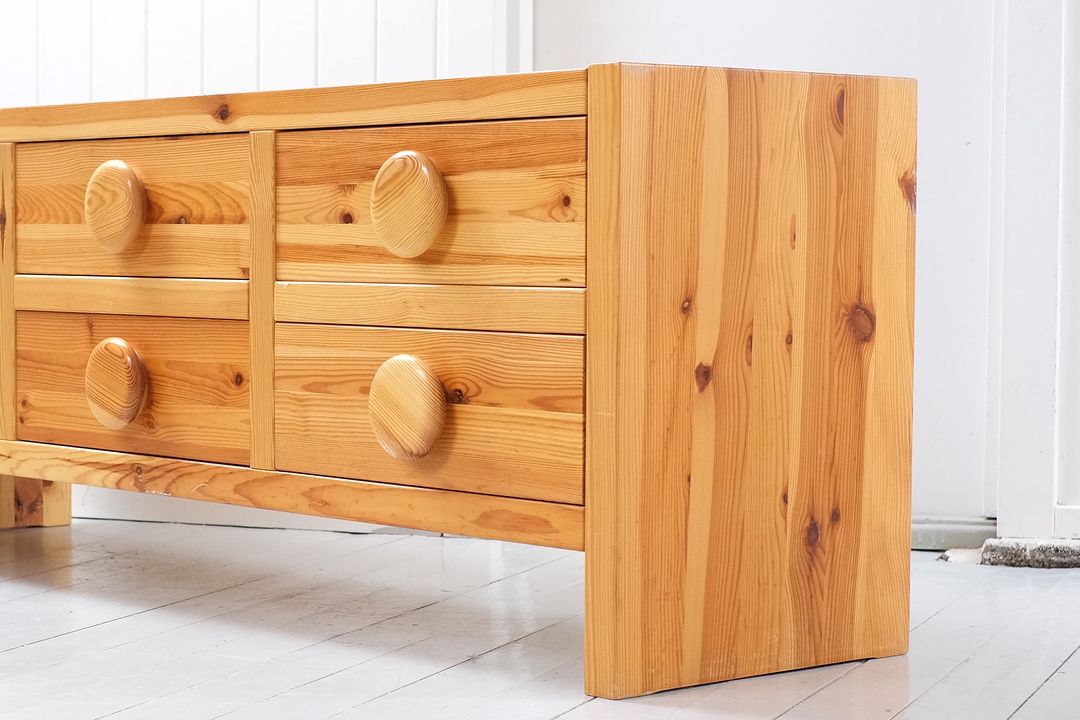 Massiv kommode/skjenk, skandinavisk design i lakkert furu fra 70-tallet