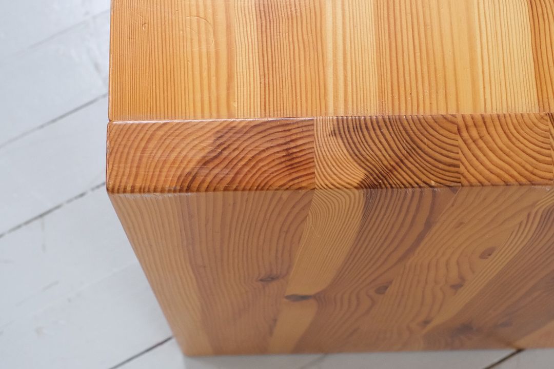 Massiv kommode/skjenk, skandinavisk design i lakkert furu fra 70-tallet