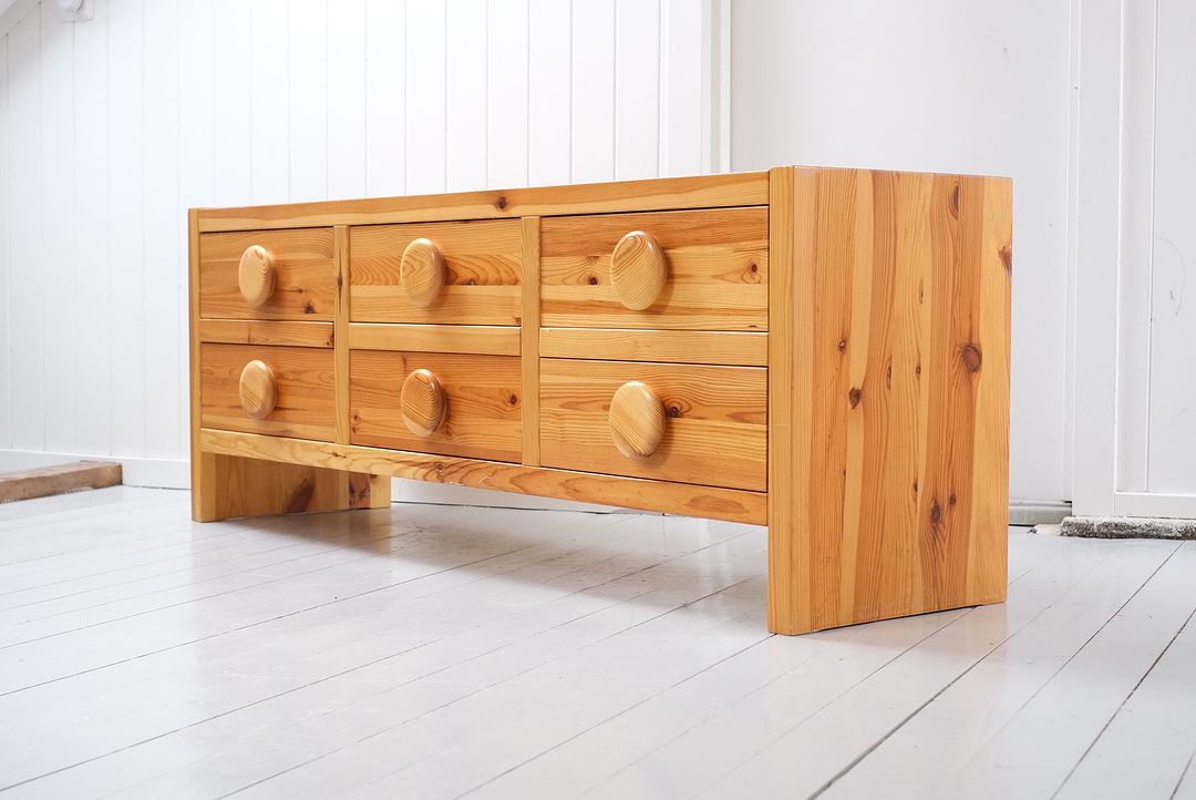 Massiv kommode/skjenk, skandinavisk design i lakkert furu fra 70-tallet